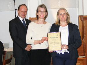 Dr. Gabriele Vielhaber (SVP BU Actives & Micro Protection CI at Symrise) and Dr. Marielle LeMaire (Global Product Manager Micro Protection CI at Symrise) accept the second prize in the category „Cosmetics/ Raw Materials/actives“ for SymGuard® CD from Dr. rer. nat. Jan-H. Riedel (BSB)