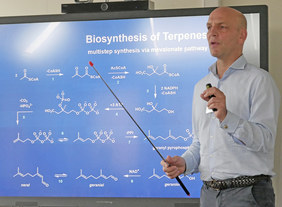 Nobel chemistry laureate visits Symrise in Holzminden