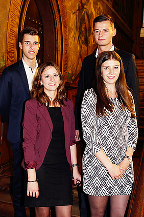 Duale Ausbildung: Vier Azubis schließen BA-Studium mit Bestnoten ab 