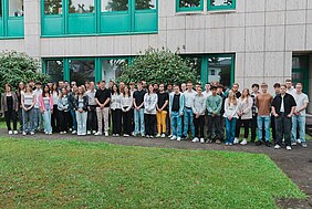 Der neue Ausbildungsjahrgang 2025 von Symrise, Tesium und Symotion mit Ausbildungsleiterin Petra Brychcy