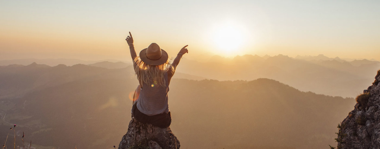 Frau beim Sonnenaufgang