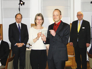 Dr. Gabriele Vielhaber (SVP BU Actives & Micro Protection CI at Symrise) and Dr. Marielle LeMaire (Global Product Manager Micro Protection CI at Symrise) accept the second prize in the category „Cosmetics/ Raw Materials/actives“ for SymGuard® CD from Dr. rer. nat. Jan-H. Riedel (BSB)