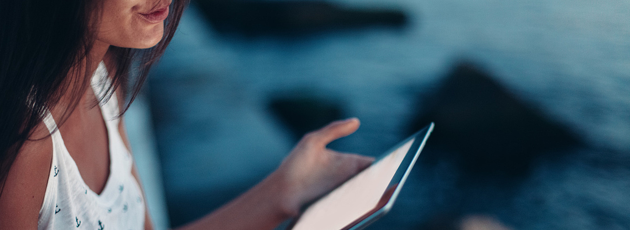 Frau mit Tablet in den Händen