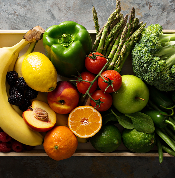Mehrere Obst- und Gemüsesorten in einer Kiste.