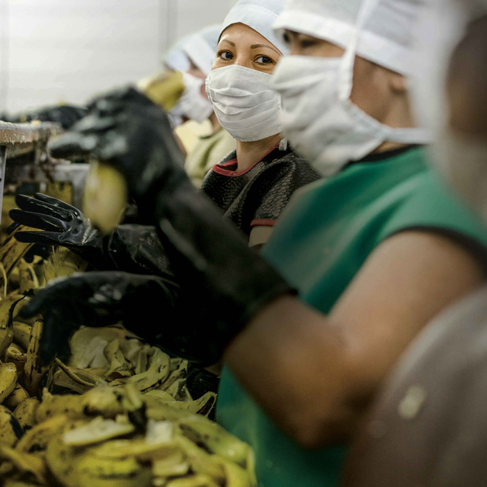 Frau in einer Bananen-Fabrik