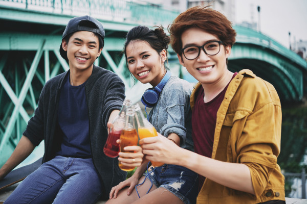 Junge Menschen mit Softdrinks