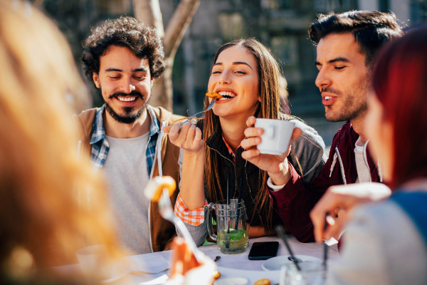 Junge Menschen beim Essen