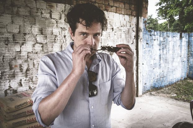 A World Tour Through Scent Mann riecht an Vanilleschote