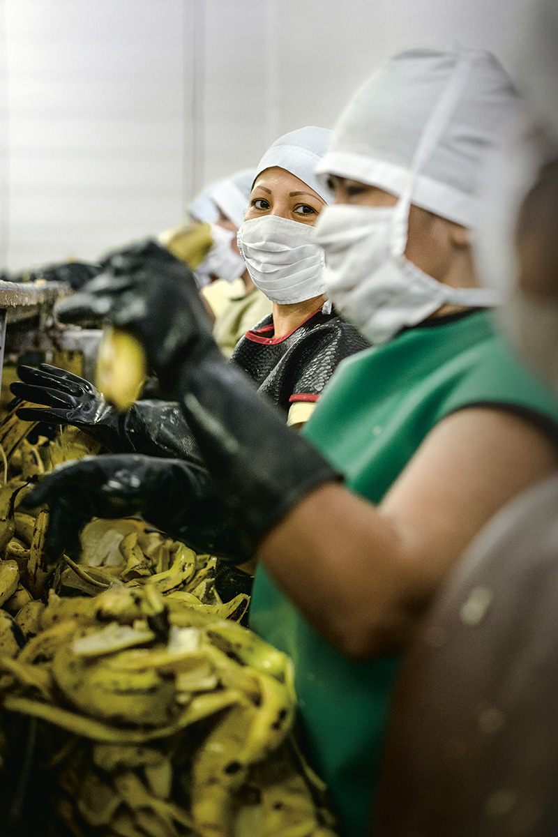 Mitarbeiter in der Diana Food Fabrik in Ecuador