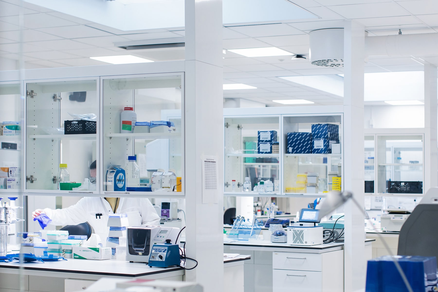 Weitläufiges Labor mit Arbeitsplätzen, Geräten und Regalen voller Materialien zur Forschung an probiotischen Anwendungen