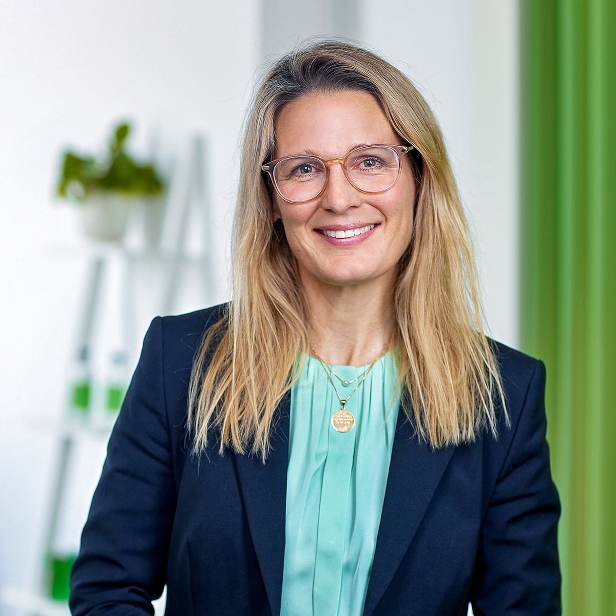 Porträt einer weiblichen Fachkraft in Businesskleidung vor hellem Hintergrund, aufgenommen für Kommunikation zu probiotischen Themen