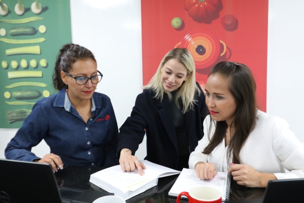 [Translate to German:] 3 women talking