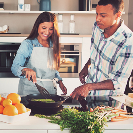 Mann und Frau beim Kochen