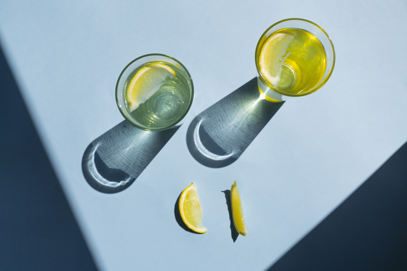 [Translate to German:] Glasses with beverage and lemon slices inside