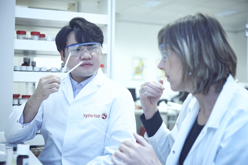 [Translate to German:] Symrise employees in a lab setting