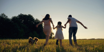 Familie mit Hund auf Wiese