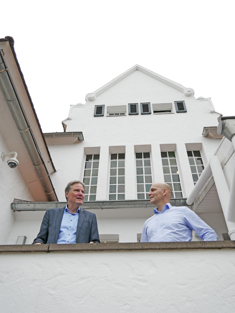 Nobel chemistry laureate visits Symrise in Holzminden